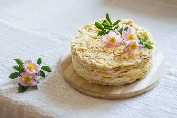 Vista de cima do bolo com creme de confeiteiro branco no garfo de prato  redondo cinza na mão feminina na mesa cinza