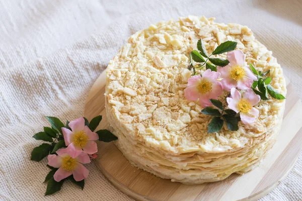 薄い織物の背景に花で飾られた全体の層状ナポレオンケーキ 選択的な焦点 — ストック写真