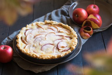 Siyah masada olgun kırmızı elmalı kremalı turta, seçici odaklı.