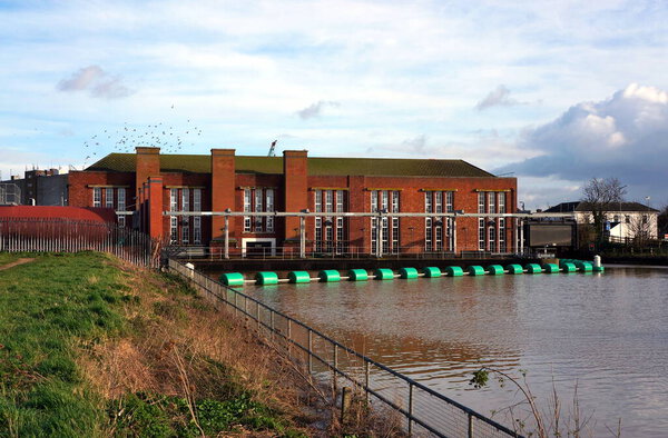 Старая заброшенная насосная станция с 40-футовой канализации, которая имеет очень высокий уровень воды после сильного дождя в Бостоне Lincolnshire.UK