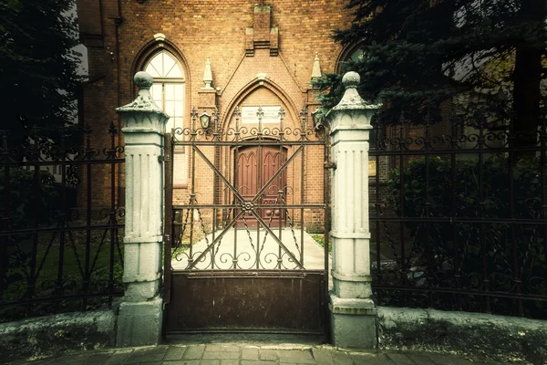 The gate in front of the baptists temple — Stock Photo, Image