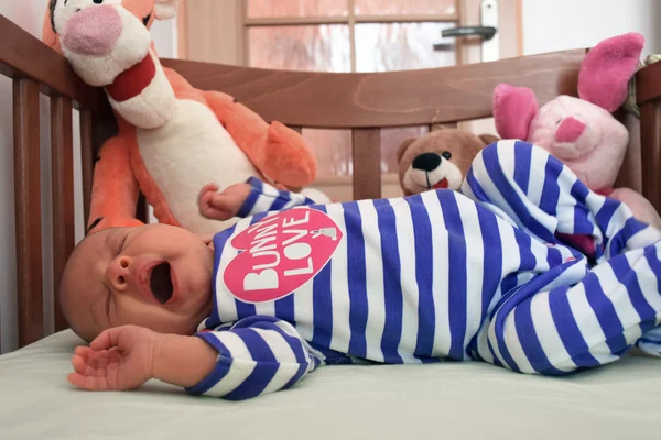 Bebé bostezando —  Fotos de Stock