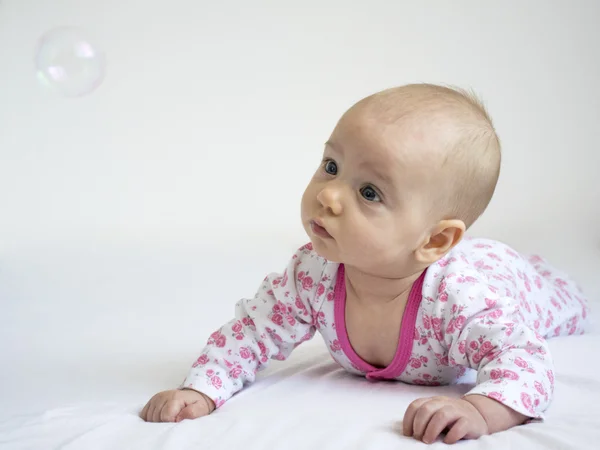 Очаровательная девушка смотрит на пузырь — стоковое фото