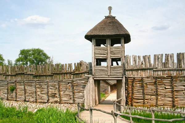 Archaeological settlement in Biskupin. Entrance — Stock Photo, Image