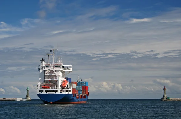 Cargo ship leaving the harbor — Stock Photo, Image