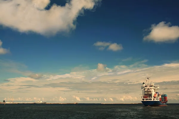 Cargo ship leaving the port small — Stock Photo, Image