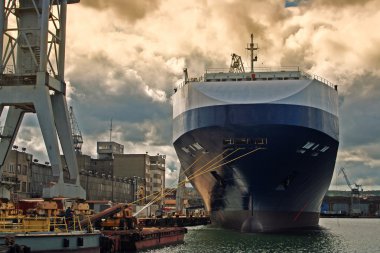 demirli bir gemiaangemeerde schip