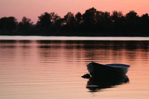 Barco de madera al atardecer — Foto de Stock