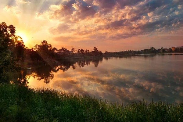 Nascer do sol sobre alce lago — Fotografia de Stock