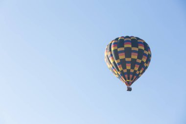 mavi gökyüzü arka planında sıcak hava balonu rengi 