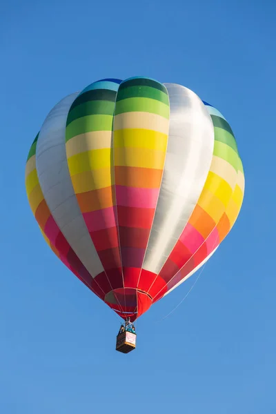 Kolor Balon Gorące Powietrze Tle Niebieskiego Nieba — Zdjęcie stockowe