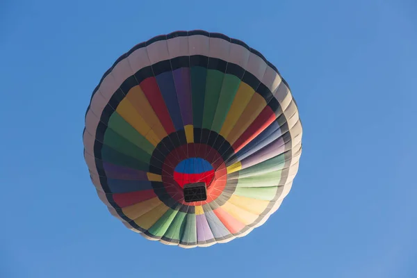 Kolor Balon Gorące Powietrze Tle Niebieskiego Nieba — Zdjęcie stockowe