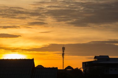 Evlerin üzerindeki güzel bulutlu manzaraya bak