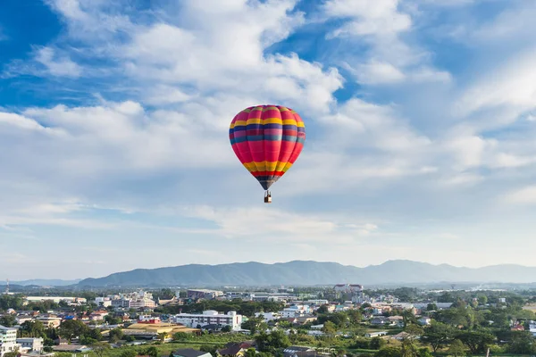 Şehir manzarasının üzerinde havada yüzen sepetli balon fotoğrafı.