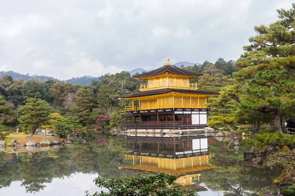 Uitzicht Prachtig Huis Aan Vijver Japanse Stijl — Stockfoto