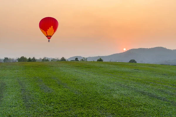Photo Ballon Avec Panier Flottant Dans Air Dessus Magnifique Paysage — Photo