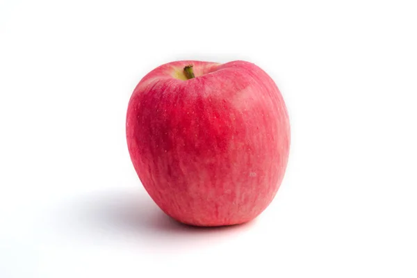 Beyaz arkaplanda kırmızı elma izole edildi 