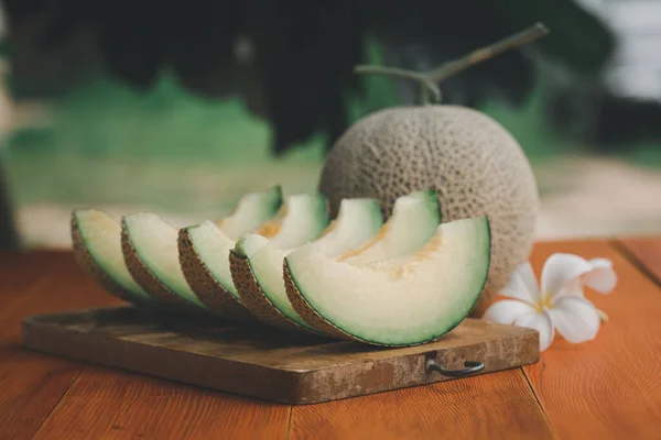 Photo Full Cantaloupe Melon Sliced Pieces Wooden Board — Stock Photo, Image