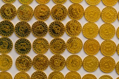 Yakın plan Altın Bitcoin arka planı. Bitcoin şifreli para birimi. Busi.
