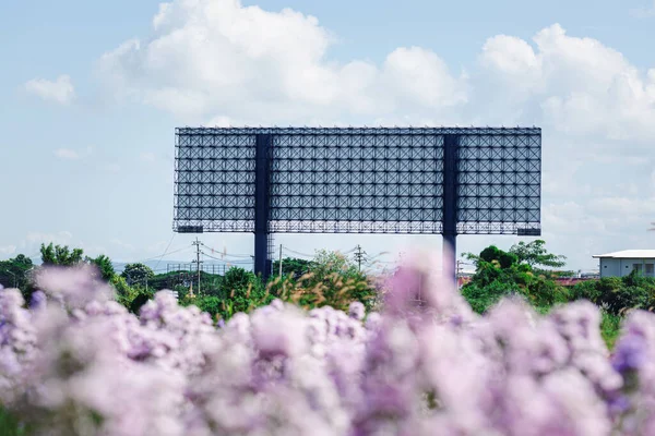 Mavi gökyüzü arkaplanlı büyük tahta binanın arka tarafı