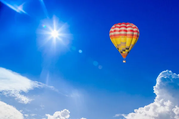 Zdjęcie Balonu Koszem Unoszącym Się Błękitnym Niebie — Zdjęcie stockowe