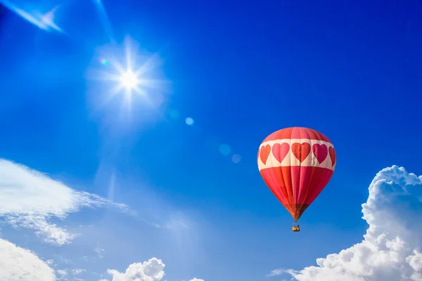 Photo Ballon Avec Panier Flottant Dans Ciel Bleu Clair — Photo