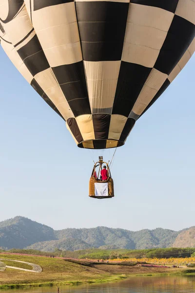 Havada yüzen sepetli balon fotoğrafı.