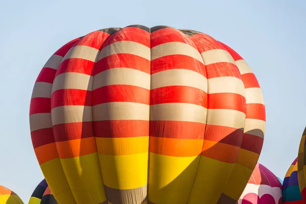 Zamknij Zdjęcie Kolorowych Balonów Koszem Unoszącym Się Powietrzu — Zdjęcie stockowe