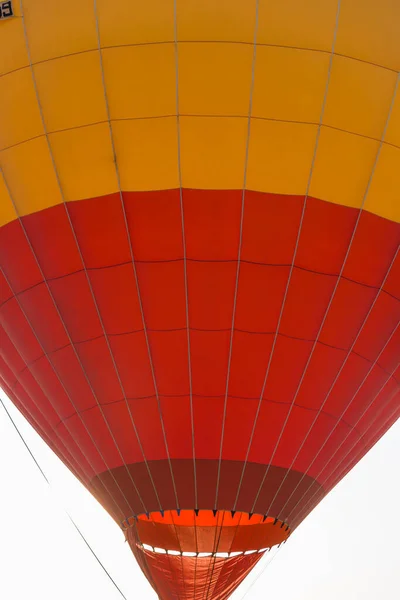 Zdjęcie Balonu Koszem Unoszącym Się Powietrzu — Zdjęcie stockowe