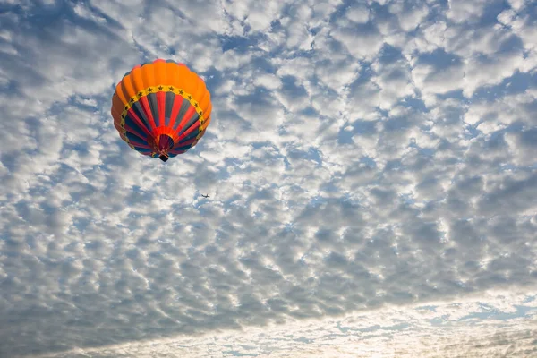 Kolor Balon Gorące Powietrze Tle Niebieskie Niebo Tekstury — Zdjęcie stockowe