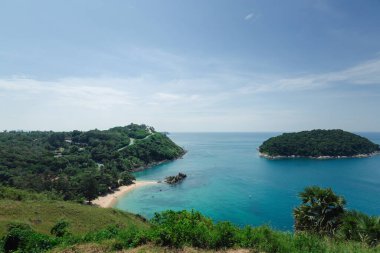 Küçük adası olan güzel bir kıyı manzarası 