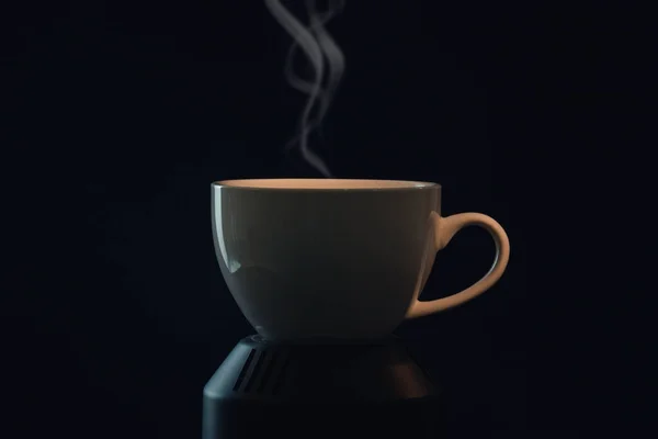 Taza Café Caliente Iluminado Sobre Fondo Negro —  Fotos de Stock