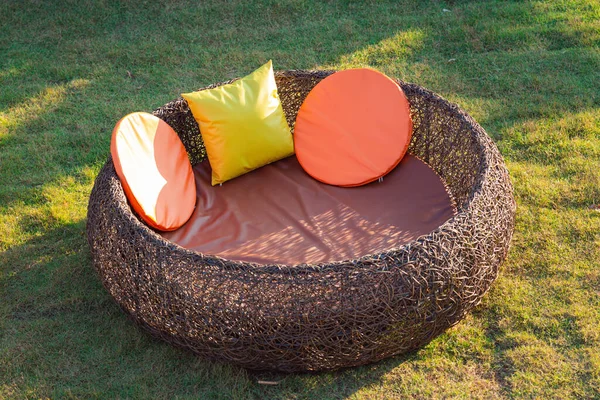 piknik sepeti çimlerin üzerinde