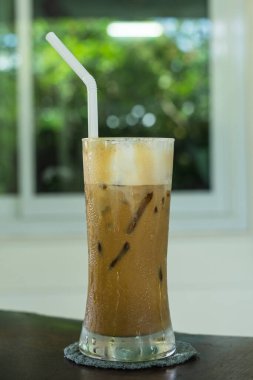 Ahşap masada buzlu kahve.