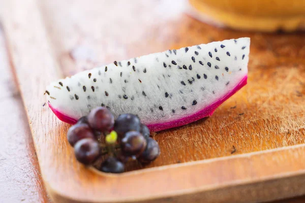 Tahta arka planda taze incirler