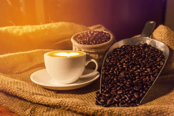Kahve fincanı ve fasulye