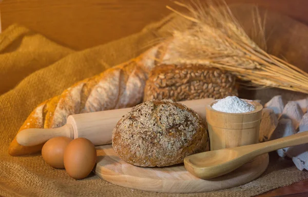 Tahta masada ekmek ve un.