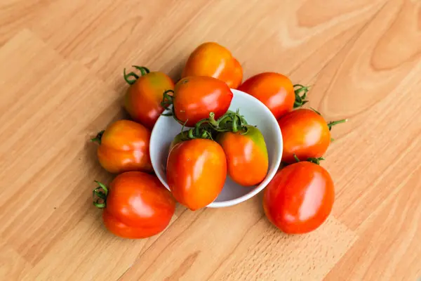 Frische Tomaten Auf Dem Holztisch — Stockfoto