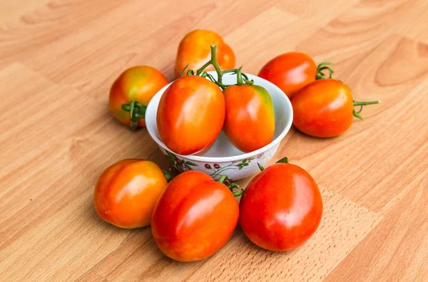 Frische Tomaten Auf Dem Holztisch — Stockfoto