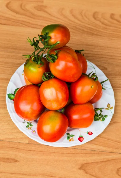 Frische Tomaten Auf Dem Holz Hintergrund — Stockfoto