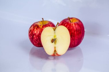Beyaz arkaplanda kırmızı elma