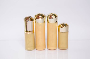 Kozmetik şişesi beyaza izole edilmiş.