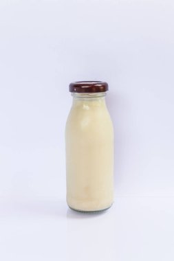 Beyaz arkaplanda süt kavanozu