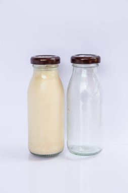 Beyaz arkaplanda boş cam şişeler