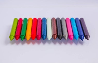 Beyaz arkaplanda izole edilmiş yağlı boya kalemleri