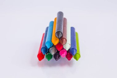 Beyaz arkaplanda izole edilmiş yağlı boya kalemleri