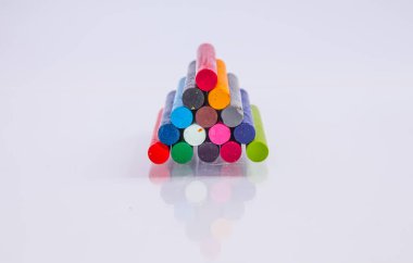 Beyaz arkaplanda izole edilmiş yağlı boya kalemleri