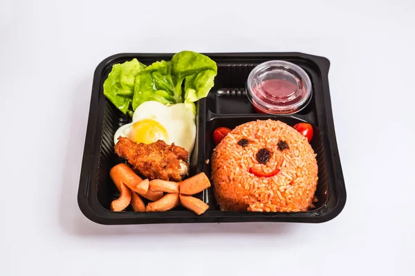 Sebzeli tavuk göğsü ve beyaz tabakta sos.