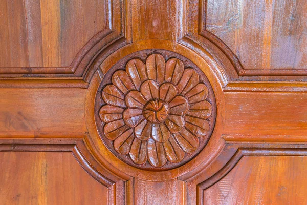 Ahşap kapının ayrıntıları