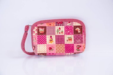 Beyaz arkaplanda pembe deri çanta